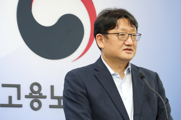 권기섭 고용노동부 고용정책실장이 지난 8일 세종시 정부세종청사에서 특수형태근로종사자의 고용보험 적용 확대를 주요 내용으로 하는 고용보험법 및 고용산재보험징수법 국무회의 의결 예정과 관련해 사전 브리핑을 하고 있다. ⓒ 연합뉴스