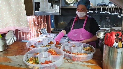 제철소 인근 식당들이 배달주문을 받은 도시락을 준비하고 있다. ⓒ 광양제철소