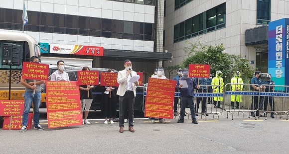 신라젠행동주의주주모임은 9일부터 민주당사 앞에서 신라젠 거래정지가 해제될 때까지 무기한 시위를 벌일 계획이다. ⓒ 신라젠행동주의주주모임