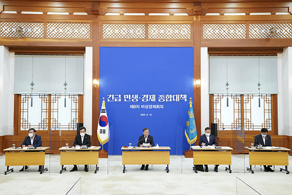 문재인 대통령은 10일 청와대 본관 충무실에서 제8차 비상경제회의를 주재했다. ⓒ 청와대