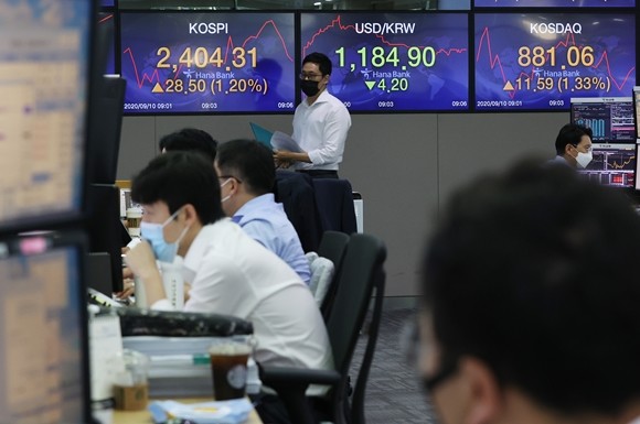 공모주 투자가 과열 양상을 보이며 신규 상장 종목 투자가 어려워진 탓에 그 대안으로 스팩(SPAC·기업인수목적회사) 투자가 떠오르고 있다. 사진은 10일 오전 서울 중구 하나은행 본점의 모습. ⓒ 연합뉴스