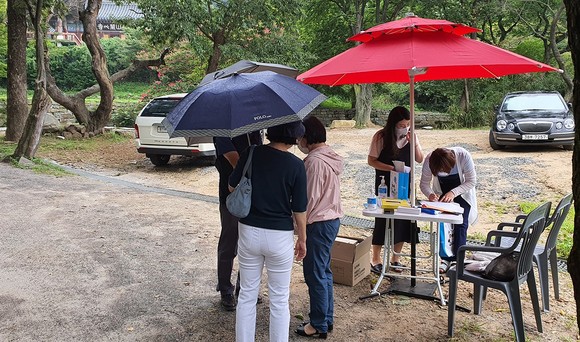 11일 개심사에서 방역 관리요원이 안전관리하고 있다. ⓒ 서산시