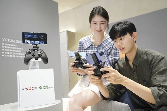 SK텔레콤 홍보모델이 T월드 매장에서 엑스박스 클라우드 게임을 즐기고 있다. ⓒ SK텔레콤
