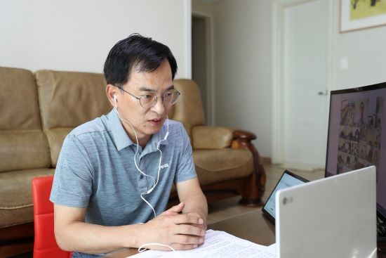 김삼호 광산구청장이 14일 재택근무로 PC영상회의를 주재하고 있다. ⓒ 광산구