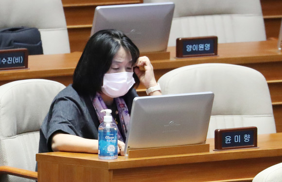 검찰이 윤미향 의원(더불어민주당)을 총 8개 혐의로 불구속 기소했다. ⓒ 연합뉴스