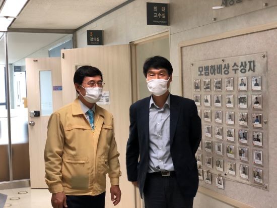 조호권 광주광역시사회서비스원장이 15일 오후 서구 한국보건복지인력개발원에서 정영훈 보건복지부 커뮤니티케어추진단장을 만나고 있다. ⓒ 광주광역시사회서비스원장