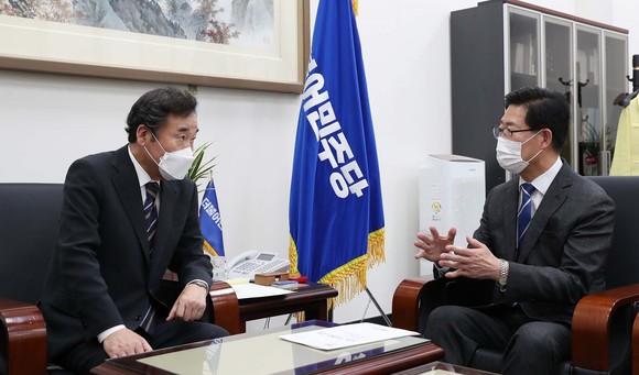 양승조 충남지사가 15일 이낙연 더불어민주당 대표를 찾아 충남 현안에 대한 당 차원의 지원 및 현안을 건의하고 있다. ⓒ 충남도