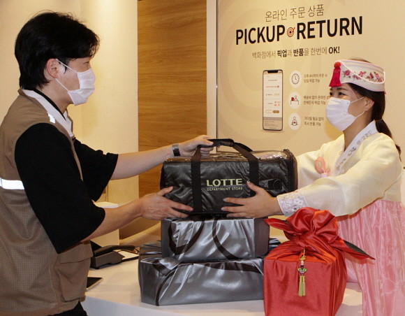 롯데백화점이 안전한 추석 선물세트 배송을 위해 별도의 방역 전문 인력을 운영, 배송 센터와 차량 방역을 진행한다. © 롯데쇼핑