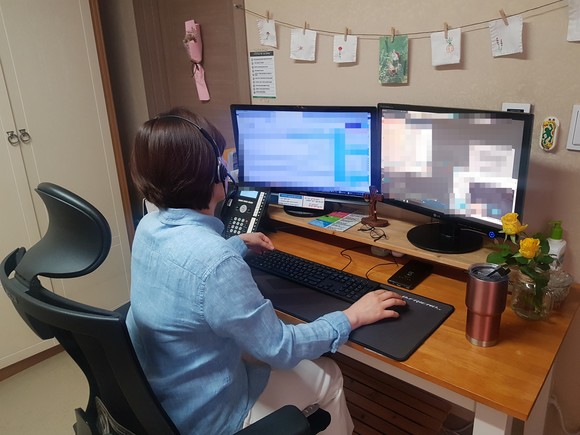 코로나19가 장기화되자 재택근무가 하나의 근무형태로 자리잡고 있다. 사진은 한 상담사가 재택근무 중이다. = 김이래 기자