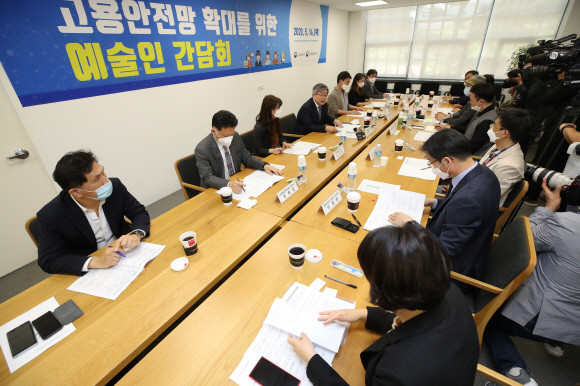 이재갑 고용노동부 장관이 지난 5월14일 서울 삼청동 국립현대미술관에서 열린 고용안전망 확대를 위한 예술인 간담회에서 발언하고 있다. ⓒ 연합뉴스