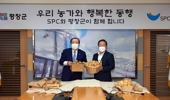 SPC그룹은 18일 강원도 평창군과 함께 감자 등 평창군의 농산물을 활용한 제품 개발·소비 활성화를 위한 MOU를 체결했다. (왼쪽부터) 황재복 SPC 대표이사, 한왕기 평창군수. ⓒ SPC그룹