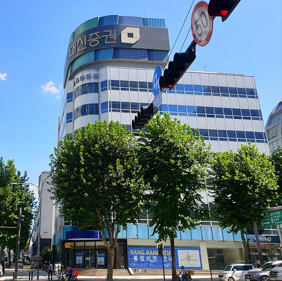 뱅뱅빌딩 1층에 위치했던 뱅뱅본점은 옆 건물에 있는 뱅뱅프라자점으로 이전·통합됐으며, 이곳에는 현대자동차 전시장이 들어설 예정이다. = 김화평 기자