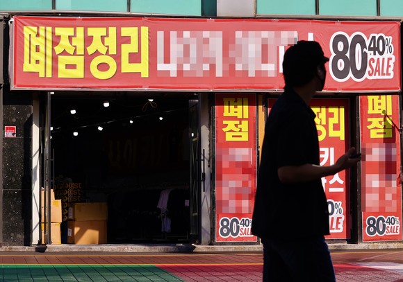 중소벤처기업부는 폐업하는 소상공인을 위한 '폐업점포 재도전 장려금'지원을 위해 4차 추경을 긴급 편성하고, 폐업한 소상공인 20만명을 대상으로 각 50만원씩 총 1000억원을 지급할 계획이다. 사진은 폐업정리에 들어간 홍대의 한 상가. ⓒ 연합뉴스