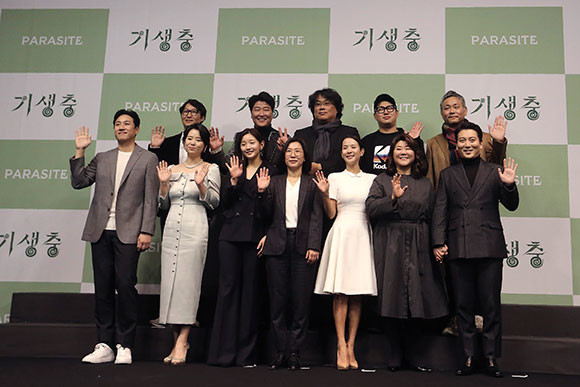봉준호 감독이 지난 23일 타임지의 '2020 가장 영향력 있는 100'에 올라갈 정도로 '기생충'이 흥행에 성공했다. 이로 인해 영화에서 나온 반지하 주택도 주목을 받고 있다. ⓒ 연합뉴스