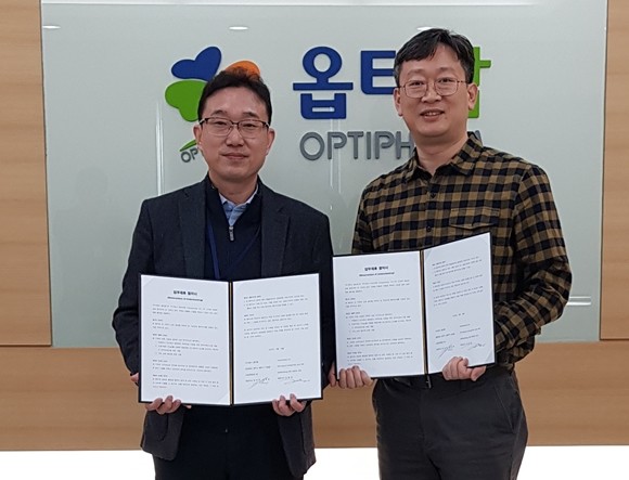 올해 2월 양사 공동 연구 MOU 체결 모습. 옵티팜 한성준 대표(좌), 우측 테라이뮨 김용찬 대표(우) ⓒ 옵티팜