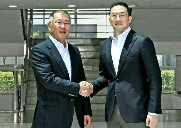 정의선(사진 왼쪽) 현대차그룹 수석부회장과 구광모 LG그룹 대표가 오창공장 본관에서 악수하고 있다. ⓒ 현대자동차그룹