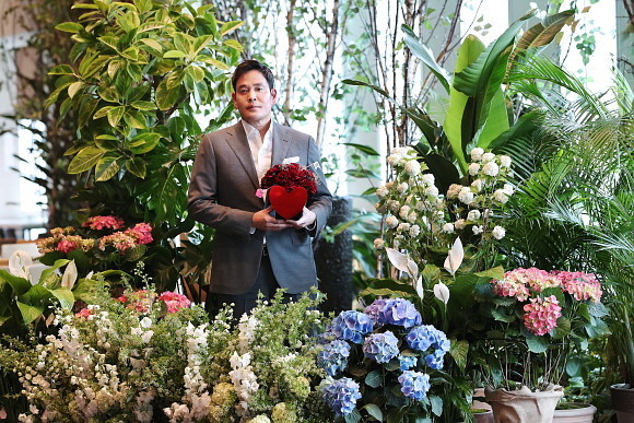 정용진 신세계그룹 부회장이 코로나19로 어려움에 처한 화훼농가를 돕기 위해 '플라워 버킷 챌린지' 캠페인에 참여했다. ⓒ 신세계