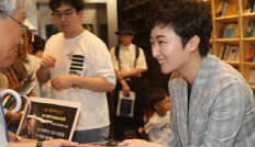 부산 영광도서에서 열린 출판기념회에 참석한 이언주 전 국민의힘 의원. 출판기념회에 찾아온 부산시민들과 환담하고 있다. ⓒ 연합뉴스