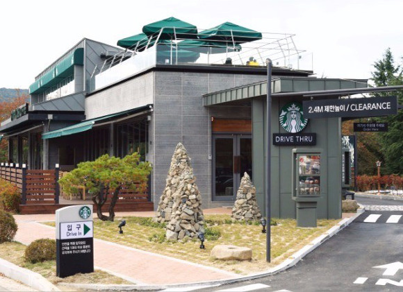 삼성카드가 스타벅스커피 코리아와 함께 드라이브 스루 신용카드 자동결제 서비스를 선보인다. 사진은 스타벅스 드라이브스루 1호 매장인 경주보문로점. ⓒ 스타벅스 코리아