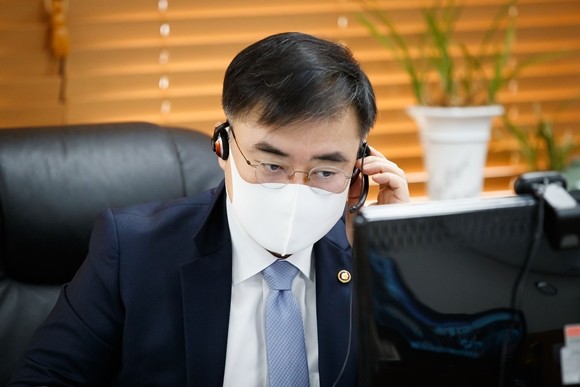 손병두 금융위 부위원장이 7일 금융리스크 대응반 회의를 비대면 화상회의로 진행하고 있다. ⓒ 금융위