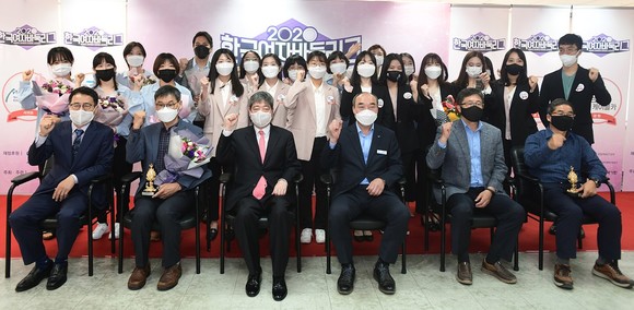 2020 한국여자바둑리그 수상자 및 관계자들이 기념촬영을 하고 있다. ⓒ 보령시