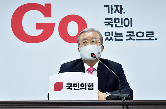 김종인 국민의힘 비대위원장은 10월5일 노사관계법과 노동관계법을 포함한 노동법도 개정해야 한다고 주장했다. 다만 더불어민주당과 노동계에선 반대 입장을 밝혔다. ⓒ 연합뉴스