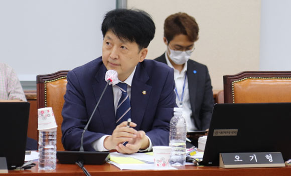 오기형 더불어민주당 의원은 12일 금융위원회 국정감사에서 사모펀드 관련으로 일반 적격투자자 요건 재검토가 필요하다는 주장을 했다. ⓒ 오기형 더불어민주당 의원