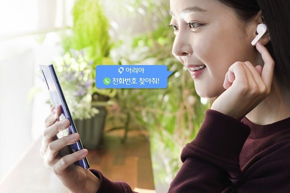 모델이 '누구 버즈'를 통해 'T전화x누구'의 검색 기능을 사용하고 있다. ⓒ SK텔레콤