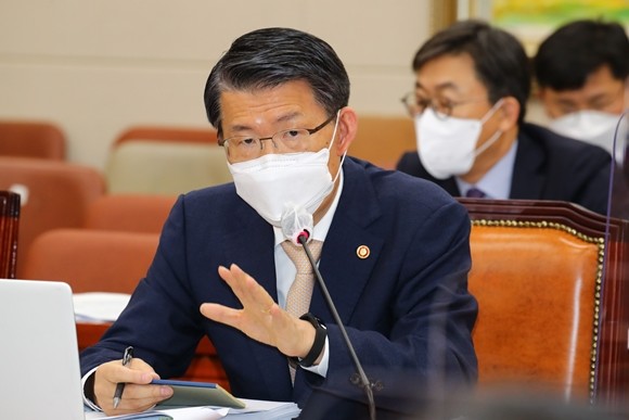 은성수 금융위원장이 12일 오전 국회에서 열린 정무위원회의 금융위원회 국정감사에서 의원 질의에 답변하고 있다. ⓒ 연합뉴스