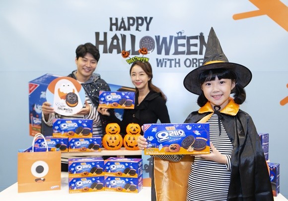 13일 서울 중구 스페이스 라온에서 모델들이 '할로윈 오레오 오렌지 샌드위치 쿠키'를 선보이고 있다. ⓒ 동서식품