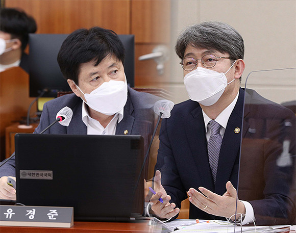 14일 기획재정위원회 국정감사에서 소득분배 지표 조작 의혹에 관해 통계청장 출신인 유경준 국민의힘 의원과 강신욱 통계청장이 말로 다퉜다. ⓒ 연합뉴스