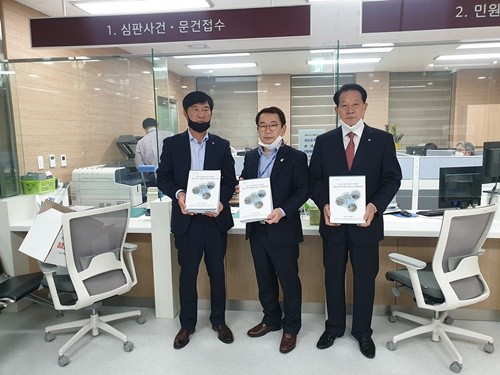 주승호 (사)전남멸치권현망협회장, 노평우 (사)여수수산인협회장, 김상문 여수수산업협동조합장(왼쪽부터)이 탄원서명서를 헌법재판소에 제출하고 있다. ⓒ 여수시