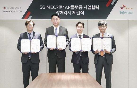 (왼쪽부터) 박재완 MAXST 대표, 손정현 신세계아이앤씨 대표, 이창승 신세계프라퍼티 마케팅담당, 최판철 SK텔레콤 기업사업본부장이 협약 체결 후 기념사진을 촬영하고 있다. ⓒ SK텔레콤