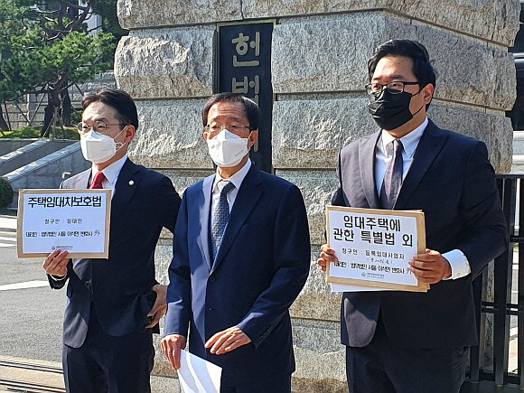 임대차 관련법 헌법소원 대리를 맡은 이석연 변호사(가운데)는 19일 오전 서울 종로구 헌법재판소 앞에서 기자회견을 열었다. 이 변호사와 대한주택임대인협회는 정부와 여당의 민간임대주택특별법·주택임대차보호법 개정이 위헌이라며 헌법소원심판을 청구했다. ⓒ 프라임경제