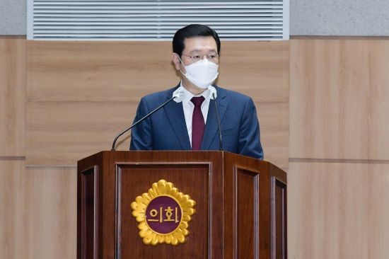 이용섭 광주광역시장이 19일 오전 광주광역시의회 본회의장에서 열린 '제293회 임시회 제2차 본회의에 참석해 시정질문'에 답변하고 있다. ⓒ 광주광역시