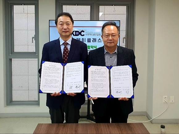 하승범 케이클래스 대표(왼쪽)와 곽재우 한국드론진흥원 이사장 (오른쪽) ⓒ 케이클래스