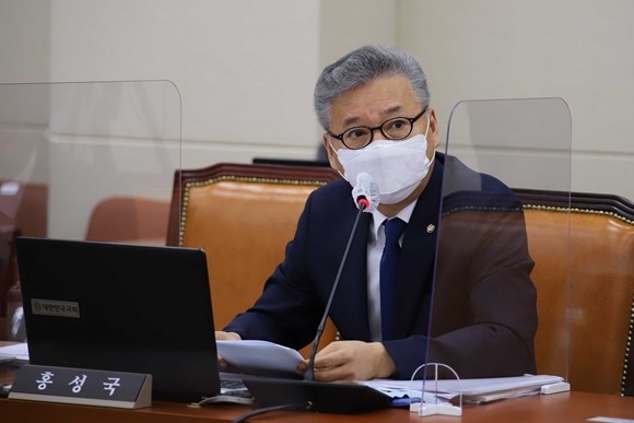 국내 주요 보험사 6곳의 손해사정 업무 대부분을 수탁하는 11개 업체 대표 경영자들이 모두 모(母)보험사 출신 낙하산 인사들로 드러났다. ⓒ 홍성욱 의원실
