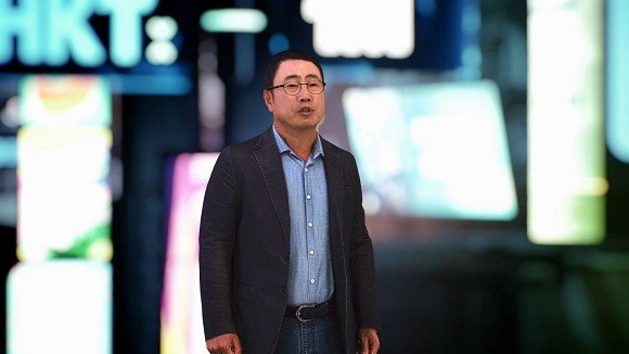 유영상 SK텔레콤 MNO 사업대표가 온라인 간담회에서 가상 공간 속에 3D 홀로그램으로 나타나 SK텔레콤의 5G 콘텐츠 사업 전략을 발표하고 있다. ⓒ SK텔레콤
