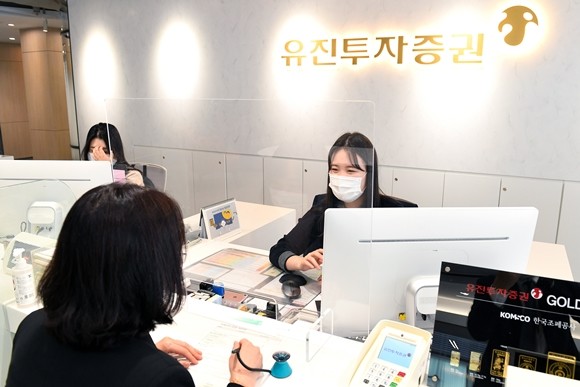 지난 19일 오픈한 유진투자증권 서울WM센터에서 직원이 고객을 맞이하고 있다. ⓒ 유진투자증권