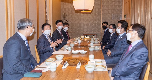 허태정 대전시장은 20일 박병석 국회의장 및 한국수자원공사, 한국철도공사, 국가철도공단, 한국조폐공사, 코레일테크㈜, 한국가스기술공사 등 지역 내 공공기관장과의 오찬간담회를 가졌다. ⓒ 대전시