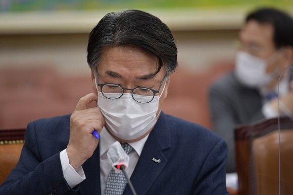 이명호 한국예탁결제원 사장이 20일 서울 여의도 국회 정무위원회에서 열린 예금보험공사·한국자산관리공사 등 국정감사에 출석한 모습. ⓒ 연합뉴스