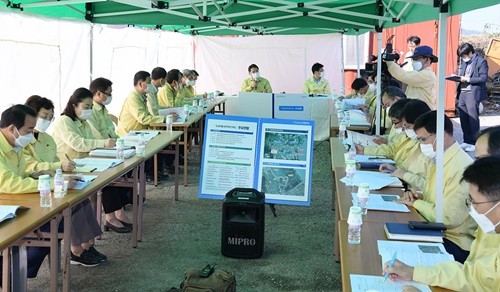 율촌면 도성마을을 찾아 주민 20여 명이 참여한 가운데 축산악취 대책 마련을 위한 현장 간부회의를 하고 있다. ⓒ 여수시