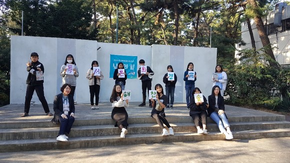 지난 9일 한글날 2020청소년독서문화캠프에서 참가 청소년들이 한글로 된 모둠 퍼모먼스를 펼치고 있다. = 최성필 기자