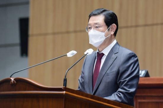 이용섭 광주광역시장이 21일 오전 광주광역시의회 본회의장에서 열린 '제293회 임시회 제4차 본회의에 참석해 시정질문'에 답변하고 있다. ⓒ 광주광역시
