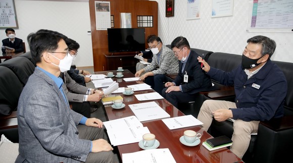 지난 20일 경북 김천시 국립농산물품질관리원(본원)을 찾아 노수현 원장을 만난 자리에서 국립농산물품질관리원 태안사무소 유치를 건의하고 있는 가세로 태안군수 모습. ⓒ 태안군