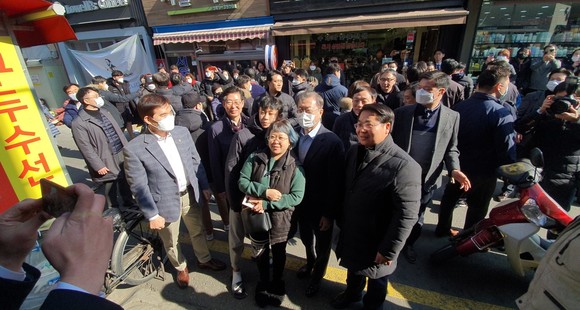 지난 2월 아산시를 방문한 문재인 대통령과 양승조 충남도지사, 오세현 아산시장이 온양온천전통시장을 방문해 시민들과 기념촬영을 하고 있다. ⓒ 아산시