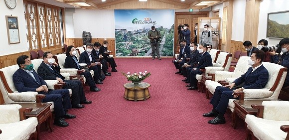윤화섭 회장(왼쪽 첫 번째) 일행이 포항시청 소회의실에서 이강덕 포항시장(오른쪽 첫 번째)을 비롯한 간부공무원들과 환담을 나누고 있다. =권영대 기자
