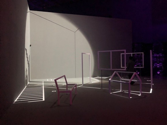 문준용 작가의 'Augmented Shadow' 관객이 손전등으로 물체를 비추면 조명 각도에 따라 물체의 실재 그림자에 가상 그림자를 매핑해 보여주는 방식으로 현실감을 증강시킨다. = 김다이 기자