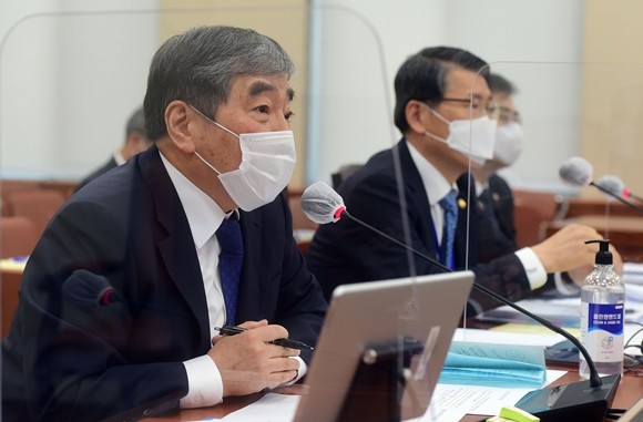 윤석헌 금감원장이 23일 국회에서 열린 정무위원회의 금융위원회·금융감독원에 대한 종합감사에서 의원들의 질의에 답하고 있다. ⓒ 연합뉴스