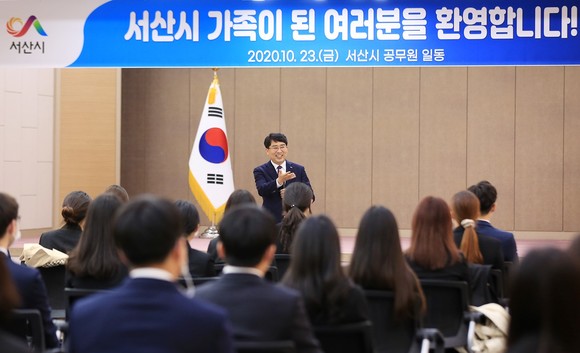 23일 시청 대회의실에서 신규 공무원들과 대화하고 있는 맹정호 서산시장. ⓒ 서산시